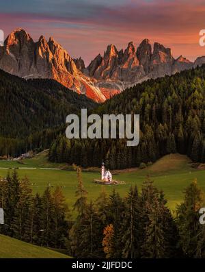 Val Di Funes, Dolomites, Italie - la belle église Saint-Johann au Tyrol du Sud avec les Dolomites italiens et spectaculaire coucher de soleil coloré à Backgrou Banque D'Images