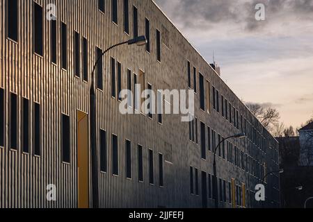 Extérieur du nouveau bâtiment avec la Faculté de linguistique appliquée de l'Université de Varsovie à Varsovie, capitale de la Pologne, vue de la rue Wislana Banque D'Images