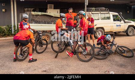 Au départ de Derby, la course en vélo de charité Gibb Challenge 2022 le long de Gibb River Road Kimberley en Australie occidentale Banque D'Images