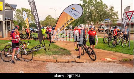 Au départ de Derby, la course en vélo de charité Gibb Challenge 2022 le long de Gibb River Road Kimberley en Australie occidentale Banque D'Images