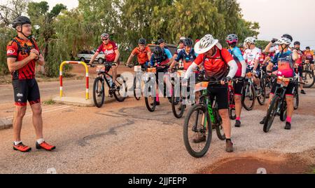 Au départ de Derby, la course en vélo de charité Gibb Challenge 2022 le long de Gibb River Road Kimberley en Australie occidentale Banque D'Images