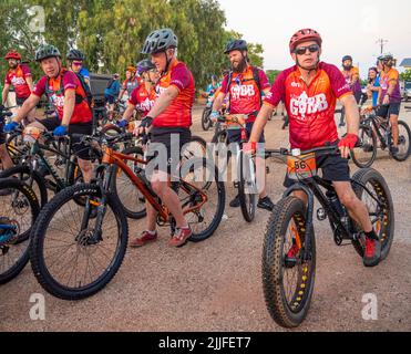 Au départ de Derby, la course en vélo de charité Gibb Challenge 2022 le long de Gibb River Road Kimberley en Australie occidentale Banque D'Images