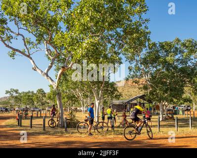 Gibb Challenge 2022, promenade en vélo de charité le long de Gibb River Road, terrain de camping Imintji, Kimberley en Australie occidentale Banque D'Images