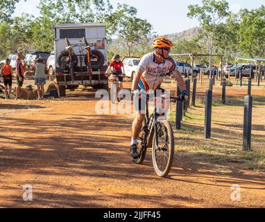 Gibb Challenge 2022, promenade en vélo de charité le long de Gibb River Road, terrain de camping Imintji, Kimberley en Australie occidentale Banque D'Images