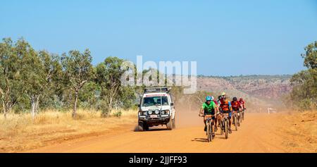 Les cyclistes qui font du vélo de montagne lors de la course en vélo de charité Gibb Challenge 2022 le long de Gibb River Road Kimberley en Australie occidentale Banque D'Images