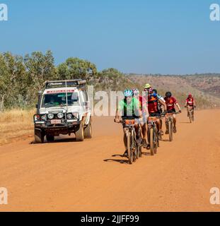 Les cyclistes qui font du vélo de montagne lors de la course en vélo de charité Gibb Challenge 2022 le long de Gibb River Road Kimberley en Australie occidentale Banque D'Images