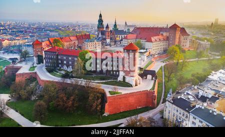 Cracovie, Pologne. Vue aérienne sur la colline de Wawel, la cathédrale, le château royal de Wawel et les murs défensifs. Vistule. Banque D'Images