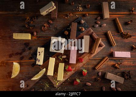 Différents goûts de fudges au chocolat faits maison sur fond de bois, vie plate, plat Banque D'Images