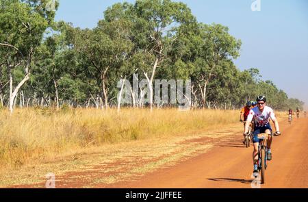 Les cyclistes qui font du vélo de montagne lors de la course en vélo de charité Gibb Challenge 2022 le long de Gibb River Road Kimberley en Australie occidentale Banque D'Images