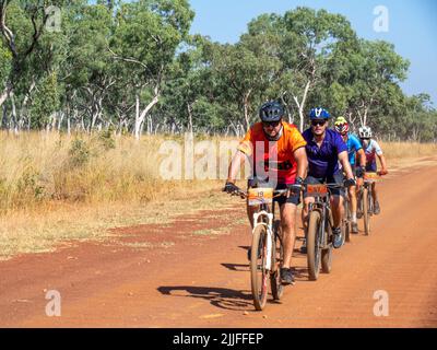 Les cyclistes qui font du vélo de montagne lors de la course en vélo de charité Gibb Challenge 2022 le long de Gibb River Road Kimberley en Australie occidentale Banque D'Images