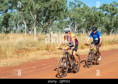 Les cyclistes qui font du vélo de montagne lors de la course en vélo de charité Gibb Challenge 2022 le long de Gibb River Road Kimberley en Australie occidentale Banque D'Images