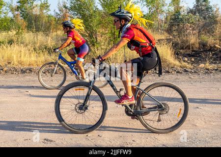 Les cyclistes qui font du vélo de montagne lors de la course en vélo de charité Gibb Challenge 2022 le long de Gibb River Road Kimberley en Australie occidentale Banque D'Images