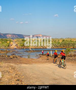 Gibb Challenge 2022, promenade en vélo de charité le long de Gibb River Road traversant la Pentecost River Kimberley en Australie occidentale Banque D'Images