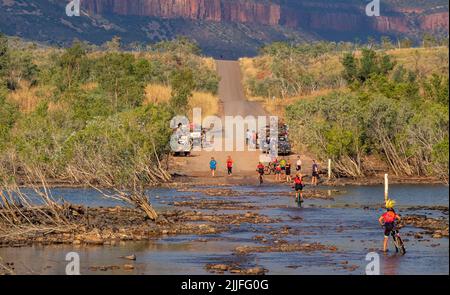 Gibb Challenge 2022, promenade en vélo de charité le long de Gibb River Road traversant la Pentecost River Kimberley en Australie occidentale Banque D'Images