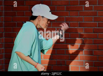 (220726) -- ZHENGZHOU, 26 juillet 2022 (Xinhua) -- Zhang Ruifang, de Huo Mei, groupe de danse GUI, pratique à Zhengzhou, dans la province du Henan, au centre de la Chine, au 21 juillet 2022. À Zhengzhou, dans la province de Henan en Chine centrale, il existe un groupe de danse de rue femelle Huo Mei GUI (signifiant Fire Rose). Fondé en 2008, le groupe compte maintenant 16 membres âgés de 45 à 71 ans. Malgré leur âge, ils sont pleins d'énergie lorsqu'ils dansent. Ils s'exercent chaque semaine et partagent les vidéos en ligne. Aujourd'hui, plus de 50 000 000 abonnés sont abonnés à la plate-forme de partage de vidéos courtes. Beaucoup de ces adeptes sont des jeunes. Par voie transprectique persistante Banque D'Images