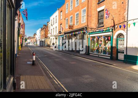 Vieille rue dans la ville pittoresque au bord de la rivière d'Upton upon Severn, Worcestershire Angleterre Royaume-Uni. Juin 2022 Banque D'Images