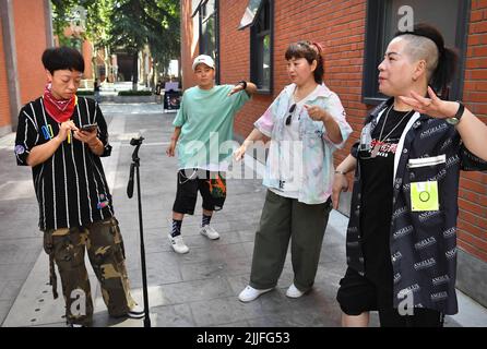 (220726) -- ZHENGZHOU, 26 juillet 2022 (Xinhua) -- les membres du groupe de danse de l'interface graphique de Huo Mei se préparent à prendre des clips vidéo à Zhengzhou, dans la province du Henan, au centre de la Chine, à 21 juillet 2022. À Zhengzhou, dans la province de Henan en Chine centrale, il existe un groupe de danse de rue femelle Huo Mei GUI (signifiant Fire Rose). Fondé en 2008, le groupe compte maintenant 16 membres âgés de 45 à 71 ans. Malgré leur âge, ils sont pleins d'énergie lorsqu'ils dansent. Ils s'exercent chaque semaine et partagent les vidéos en ligne. Aujourd'hui, plus de 50 000 000 abonnés sont abonnés à la plate-forme de partage de vidéos courtes. Beaucoup de ces adeptes sont des jeunes. Via persi Banque D'Images