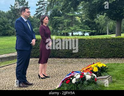 Lidice, République tchèque. 26th juillet 2022. La ministre des Affaires étrangères Annalena Baerbock et son homologue tchèque Jan Lipavsky se tiennent devant deux arrangements floraux au mémorial. Baerbock se rend en République tchèque et en Slovaquie. Elle veut y parler, entre autres choses, de la guerre d'Ukraine et de ses conséquences. Elle visitera également le mémorial de Lidice, où près de 200 habitants du village ont été abattus dans le cadre d'une action de représailles par les occupants allemands pendant la Seconde Guerre mondiale Credit: Michael Fischer/dpa/Alay Live News Banque D'Images