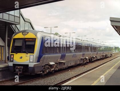 Portatown, Royaume-Uni - 4 juillet 2022 : train de voyageurs (classe 3000) exploité par NIR (Northern Ireland Railways) à la gare de Portatown en direction de Belfast. Banque D'Images