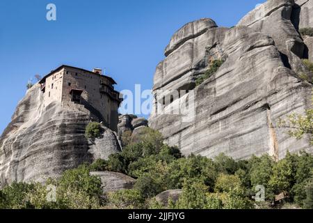 Le monastère miraculeux byzantin sur la formation rocheuse, Meteora, Grèce. Mystérieuse pendaison sur des monastères de rochers près de Kalabaka Banque D'Images