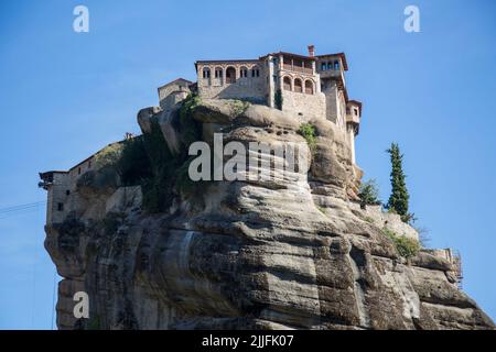 Le monastère miraculeux byzantin sur la formation rocheuse, Meteora, Grèce. Mystérieuse pendaison sur des monastères de rochers près de Kalabaka Banque D'Images