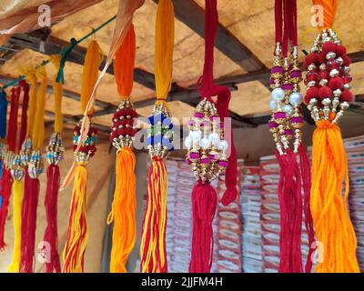 rakhi coloré dans le marché sur l'emplacement de raksha bhandhan Banque D'Images