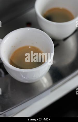 Deux tasses de espresso sur fond métallique. Préparation du café. Café-bar. Banque D'Images