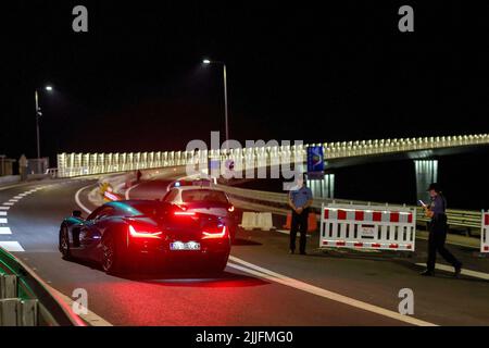 Le Rimac Nevera, voiture de sport électrique produite par le constructeur automobile croate Rimac Automobili, lors de la répétition générale de l'ouverture du pont Peljeski à Komarna, Croatie sur 25 juillet 2022. Rimac Nevera sera la première voiture à traverser le pont Peljeski. Le pont de 2,404 mètres de long est construit en 4 ans par China Road and Bridge Corporation. Le projet de pont Peljesac a coûté 550 millions d'euros, dont 357 millions en provenance de l'UE. Photo: Igor Kralj/PIXSELL Banque D'Images