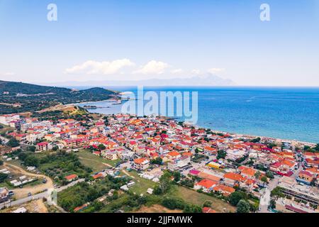 Vue aérienne par drone sur le littoral grec rempli de maisons blanchies à la chaux et de carreaux orange vif. Météo, soleil et ciel bleu presque sans nuages. Photo de haute qualité Banque D'Images