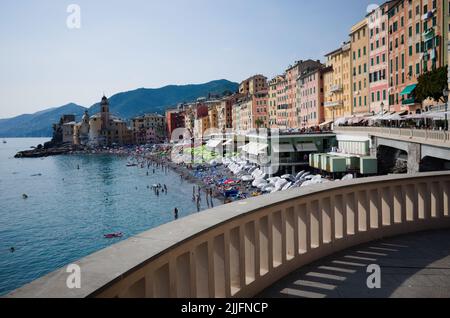 Camogli, Ligurie, Italie - juin, 2022: Plage avec parasols et bord de mer avec des maisons typiquement italiennes. Station balnéaire sur la Riviera italienne sur la Méditerranée Banque D'Images