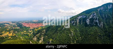 Mont Olympe, Grèce. Long tir de drone panoramique à Leptokaria et Litochoro. Belles forêts naturelles et formations de falaises. Photo de haute qualité Banque D'Images