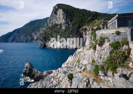 Vue sur le rocher près de la grotte de Byron ou de la grotte de Lord Byron à Porto Venere, Ligurie, Italie. ?Liffs sur la côte méditerranéenne de la Riviera italienne Banque D'Images