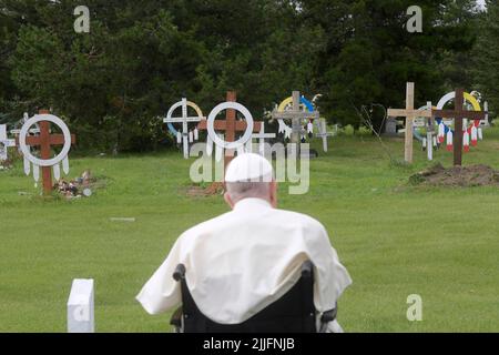 Maskwacis, Canada, 25 juillet 2022. Le pape François prie au cimetière autochtone d'Ermineskin, à Maskwacis, au sud d'Edmonton, dans l'ouest du Canada. (Photo de Vatican Media). Credit: Vatican Media/Picciarella/Alamy Live News Banque D'Images