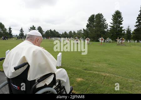 Maskwacis, Canada, 25 juillet 2022. Le pape François prie au cimetière autochtone d'Ermineskin, à Maskwacis, au sud d'Edmonton, dans l'ouest du Canada. (Photo de Vatican Media). Credit: Vatican Media/Picciarella/Alamy Live News Banque D'Images