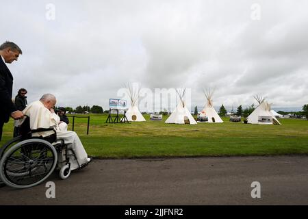 Maskwacis, Canada, 25 juillet 2022. Le pape François prie au cimetière autochtone d'Ermineskin, à Maskwacis, au sud d'Edmonton, dans l'ouest du Canada. (Photo de Vatican Media). Credit: Vatican Media/Picciarella/Alamy Live News Banque D'Images