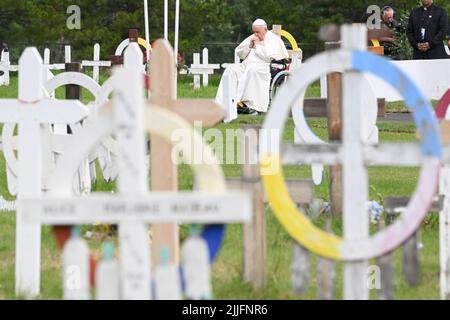 Maskwacis, Canada, 25 juillet 2022. Le pape François prie au cimetière autochtone d'Ermineskin, à Maskwacis, au sud d'Edmonton, dans l'ouest du Canada. (Photo de Vatican Media). Credit: Vatican Media/Picciarella/Alamy Live News Banque D'Images