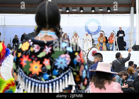 Maskwacis, Canada, 25 juillet 2022. Le pape François rencontre des dirigeants autochtones lors d'une réunion au parc Muskwa à Maskwacis, au sud d'Edmonton, dans l'ouest du Canada. (Photo de Vatican Media). Credit: Vatican Media/Picciarella/Alamy Live News Banque D'Images