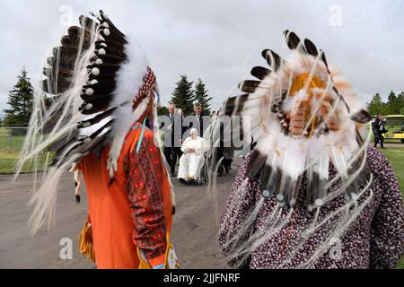 Maskwacis, Canada, 25 juillet 2022. Le pape François prie au cimetière autochtone d'Ermineskin, à Maskwacis, au sud d'Edmonton, dans l'ouest du Canada. (Photo de Vatican Media). Credit: Vatican Media/Picciarella/Alamy Live News Banque D'Images