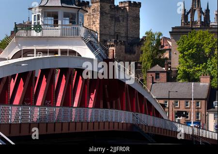 Le pont tournant, la cathédrale Saint-Nicolas et le donjon du château, le quai de Newcastle Gateshead Banque D'Images