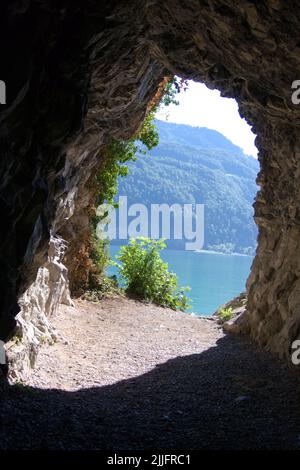 Vue spectaculaire sur le lac Walen ou Walensee depuis une grotte sur les falaises Banque D'Images