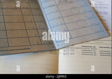 Berlin, Allemagne - 25 juillet 2022: Vue sur les vieux livres d'épargne de diverses banques. Banque D'Images