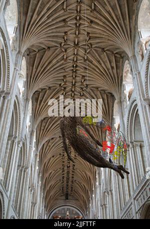 Sculpture en saule d'un ange censeur suspendue dans la nef de la cathédrale de Norwich, Norfolk Banque D'Images