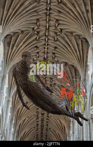 Sculpture en saule d'un ange censeur suspendue dans la nef de la cathédrale de Norwich, Norfolk Banque D'Images