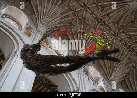 Sculpture en saule d'un ange censeur suspendue dans la nef de la cathédrale de Norwich, Norfolk Banque D'Images