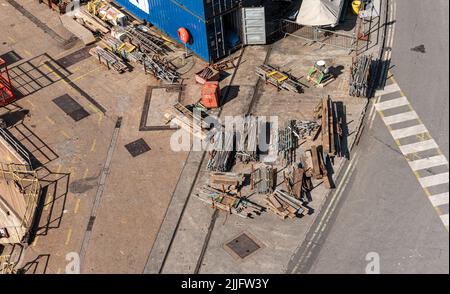 échafaudage et bois à la grue sur le sol à un quai sec de port royaume-uni Banque D'Images