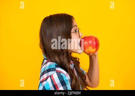 Fruits frais. Une adolescente tient des pommes sur fond de studio isolé jaune. Nutrition de l'enfant. Banque D'Images