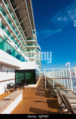 Terrasse sur la promenade et cabines avec balcon et façade en verre. Mme Iona. Bateau de croisière P&O lors d'une croisière sur le fjord. Stavanger, Norvège Banque D'Images