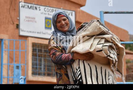 Les tisserands des vallées de l'ait Boulli et de l'ait Bougmez font les tapis de l'azilal. Les tapis azilal marocains sont un type de tapis berbère de la capitale provinciale du Maroc central dans les montagnes du Haut Atlas à environ 180 km de Marrakech. Ils sont faits de pure laine de mouton mélangée avec du coton et tissés horizontalement à l'aide d'une ligne quadrillée de nœuds. Les tapis du Maroc sont de haute qualité les rendant très durables, c'est pourquoi ils sont souvent trouvés dans les écoles, les bureaux, les maisons, et les zones de trafic élevé dans le monde entier. Ils résistent aux taches et sont généralement plus abordables que les tapis en peluche. Banque D'Images