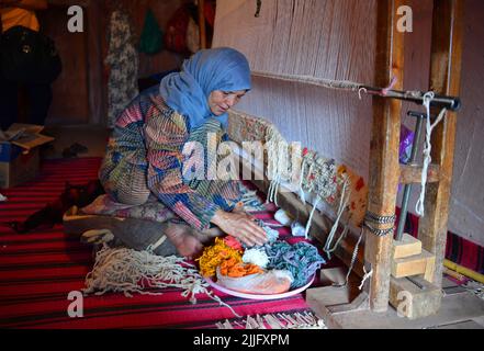 Les tisserands des vallées de l'ait Boulli et de l'ait Bougmez font les tapis de l'azilal. Les tapis azilal marocains sont un type de tapis berbère de la capitale provinciale du Maroc central dans les montagnes du Haut Atlas à environ 180 km de Marrakech. Ils sont faits de pure laine de mouton mélangée avec du coton et tissés horizontalement à l'aide d'une ligne quadrillée de nœuds. Les tapis du Maroc sont de haute qualité les rendant très durables, c'est pourquoi ils sont souvent trouvés dans les écoles, les bureaux, les maisons, et les zones de trafic élevé dans le monde entier. Ils résistent aux taches et sont généralement plus abordables que les tapis en peluche. Banque D'Images