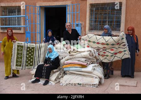 Les tisserands des vallées de l'ait Boulli et de l'ait Bougmez font les tapis de l'azilal. Les tapis azilal marocains sont un type de tapis berbère de la capitale provinciale du Maroc central dans les montagnes du Haut Atlas à environ 180 km de Marrakech. Ils sont faits de pure laine de mouton mélangée avec du coton et tissés horizontalement à l'aide d'une ligne quadrillée de nœuds. Les tapis du Maroc sont de haute qualité les rendant très durables, c'est pourquoi ils sont souvent trouvés dans les écoles, les bureaux, les maisons, et les zones de trafic élevé dans le monde entier. Ils résistent aux taches et sont généralement plus abordables que les tapis en peluche. Banque D'Images